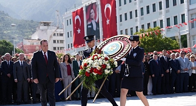 29 Ekim Bayram Coşkusu Çelenk Sunumuyla Başladı
